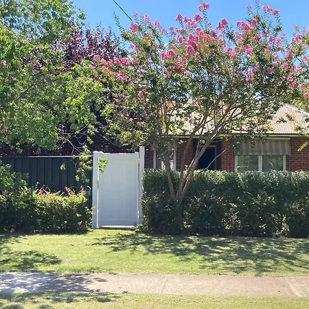 Rose End Cozy Apartment Tumut Exterior photo